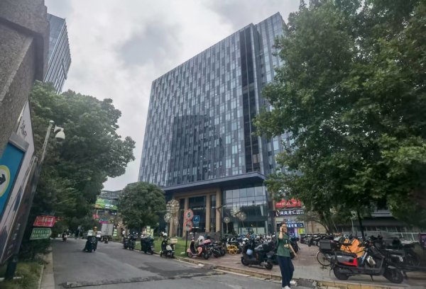 浙商证券证交所 夏令热线|老旧坏损空调“逼”停正常工作，商务楼租户只能吃“哑巴亏”？